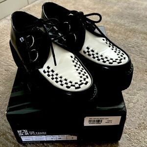 TUK BLACK AND WHITE VIVA CREEPERS
